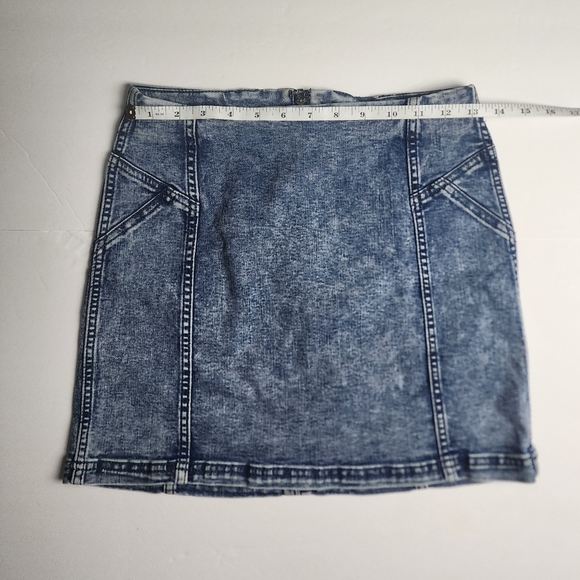Wild Fable Vintage Wash 90s Mini Skirt Women's Size 4 Stretch Blue Denim - Picture 2 of 6